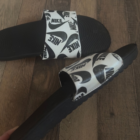 Nike Slides Black & White Men’s size 7.5 - Picture 2 of 2